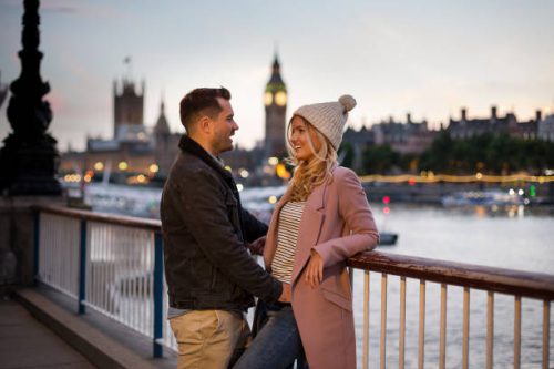 Un couple qui se regarde dans les rues de Londres avec Big Ben à l'arrière plan