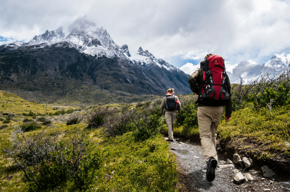 Deux randonneurs en trek à la montagne