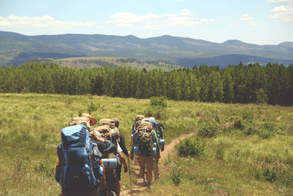 Groupe de randonneurs qui font un trek à la campagne