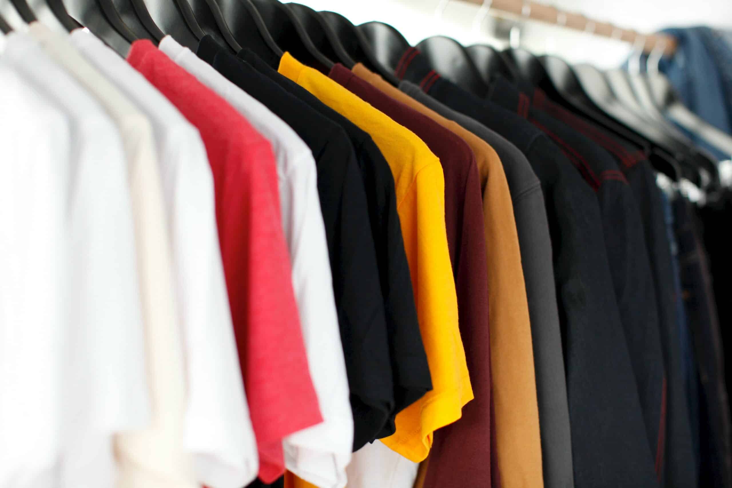 T-shirts de couleur sur des cintres